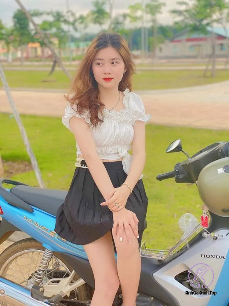 Hình ảnh gái xinh mặc váy ngắn ngồi trên xe máy 