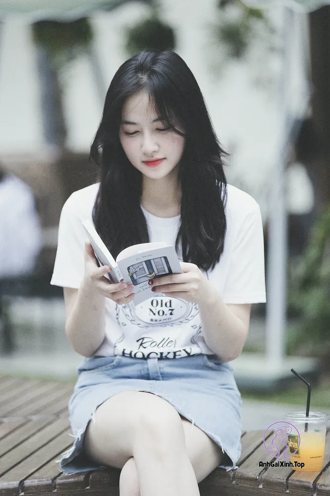 Hot girl Hà nội đang đọc sách 