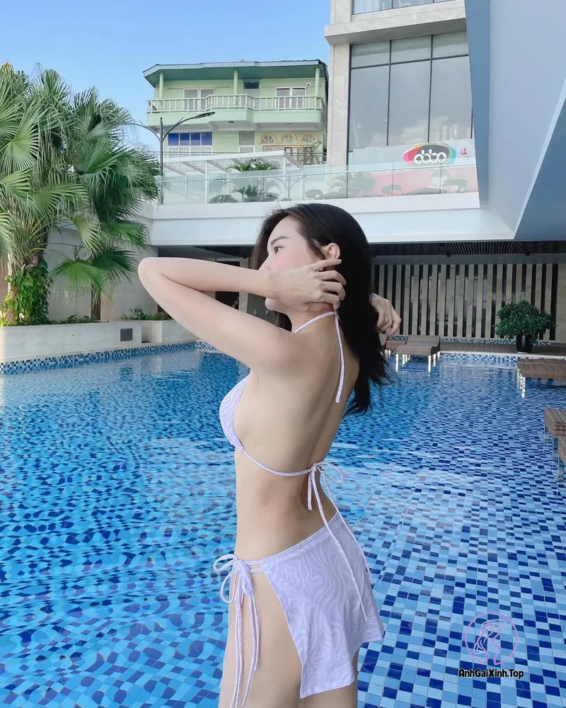 Ảnh Cao Thái Hà mặc bikini màu tím khoe góc ngang của thân hình vô cùng sexy