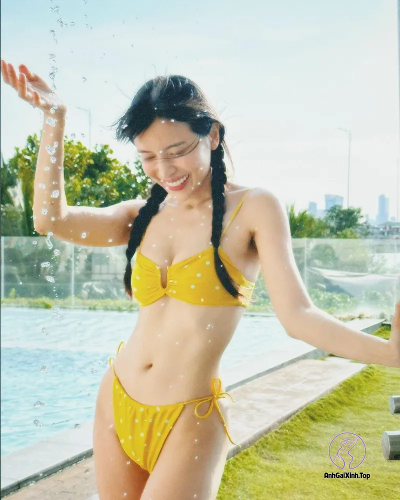 Ảnh Cao Thái Hà cảnh nóng vowsi bộ bikini màu vàng