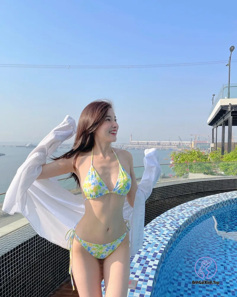 Thân hình nuột nà của ảnh Cao Thái Hà mặc bikini