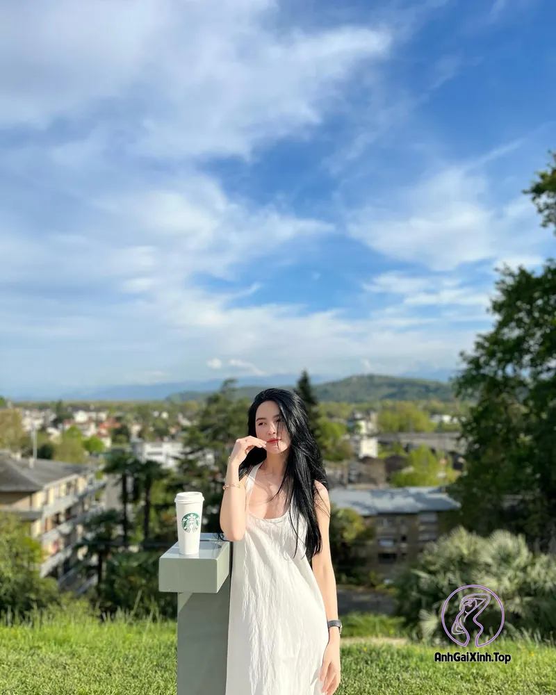 Ảnh Chu Thanh Huyền bikini mặc áo hai dây khoe hàng với vẻ mặt xinh đẹp 