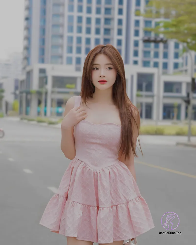 Ảnh Lê Lý Lan Hương sexy mặc váy hồng quyến rũ 