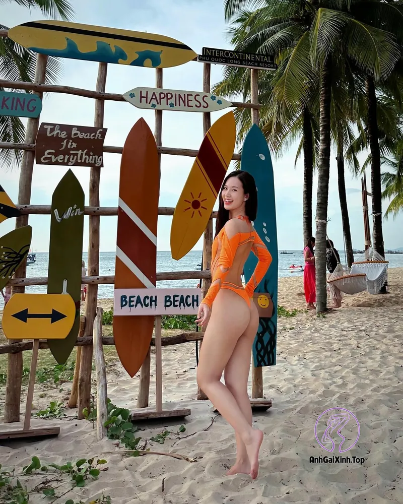 Ảnh Phạm Ngọc Anh mặc bikini màu cam lộ cặp mông nảy nở 