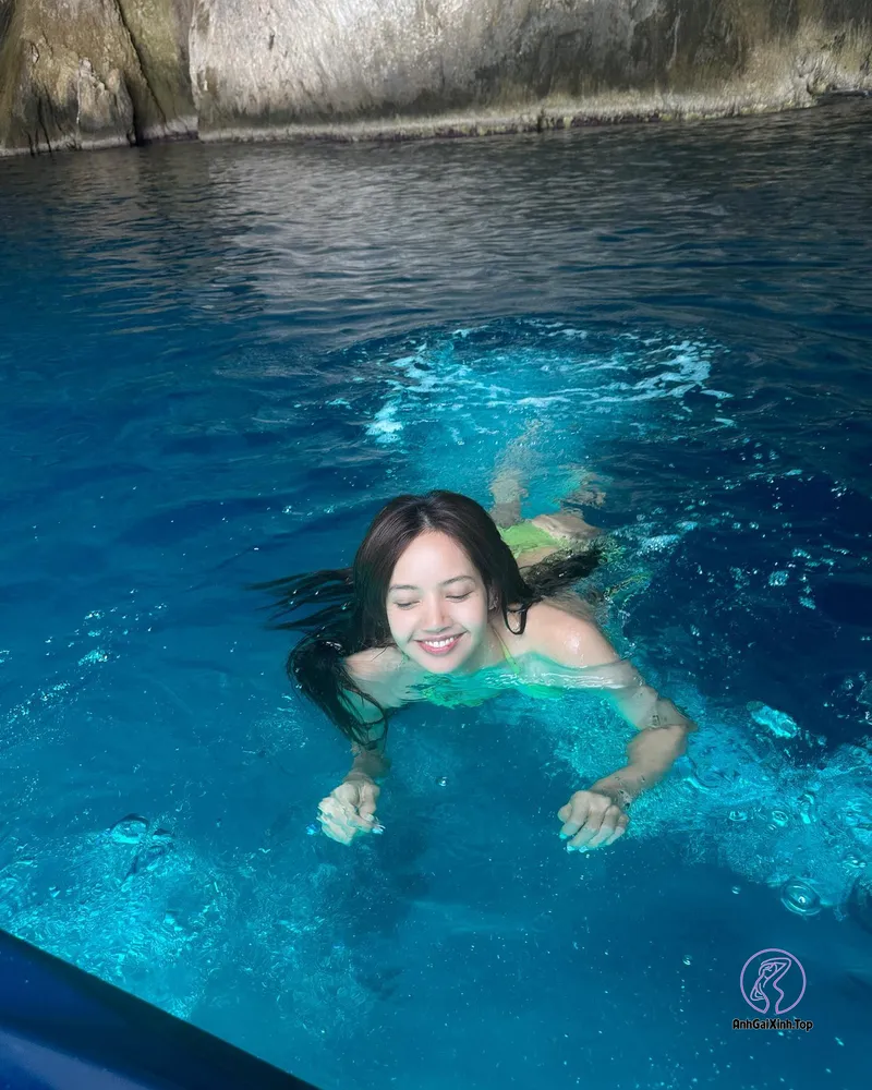 Ảnh Lisa Lisa nude đang bơi lô thân hình ngon ngọt cuốn hút 