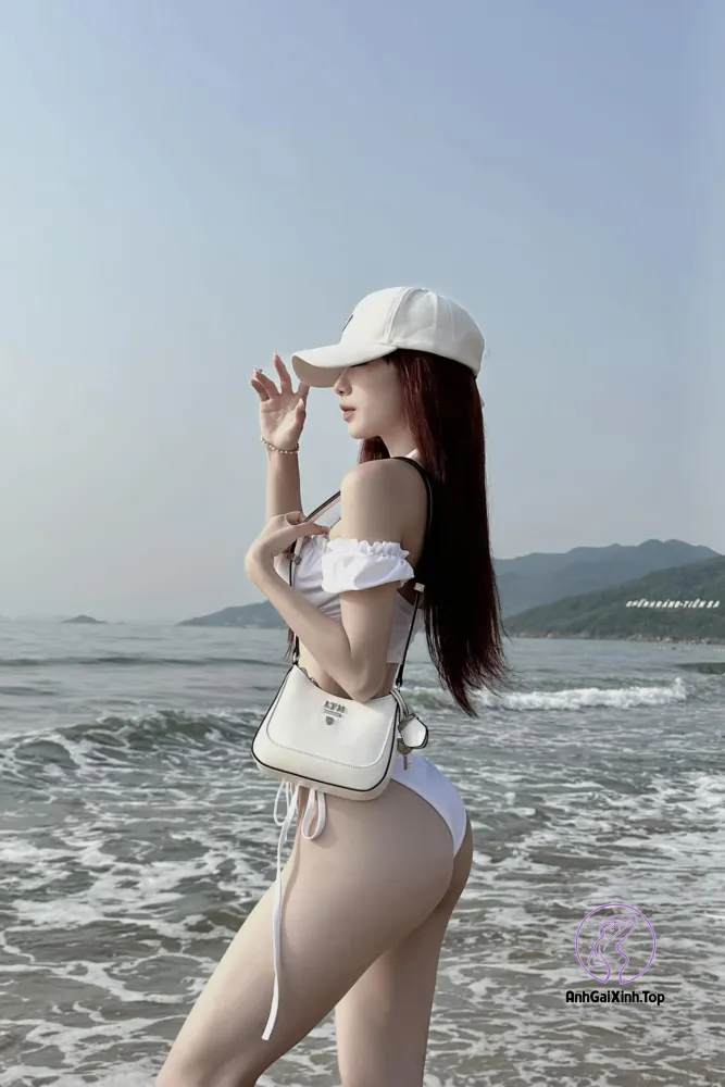 Ảnh của iamhuong mặc bikini gợi cảm ngọt nước 